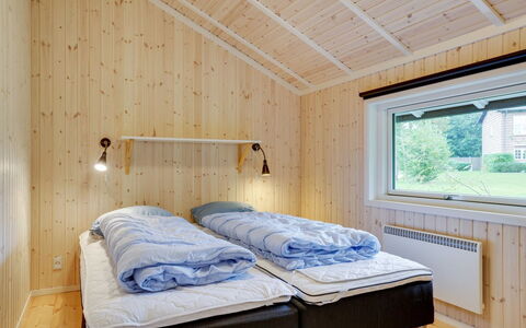 Uolevi - 200M from the Sea: Flooring, Muur, Verdieping, Interieur Ontwerp, Hout, Plafond, Houten Vloer, Verlichting, Meubilair, Laminaatvloer