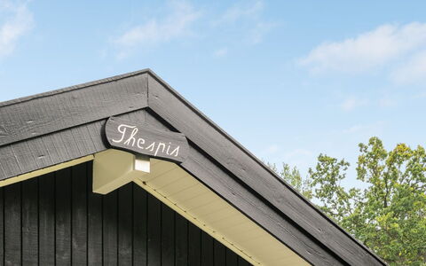 Uolevi - 200M from the Sea: Flooring, Muur, Verdieping, Interieur Ontwerp, Hout, Plafond, Houten Vloer, Verlichting, Meubilair, Laminaatvloer