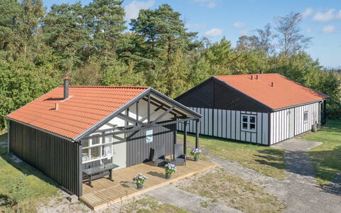 Bergit - 55M from the Sea: Hout, Dak, Huis, Huis, Architectuur, Siding, Land Lot, Verblijf, Schuur, Garden Gebouwen
