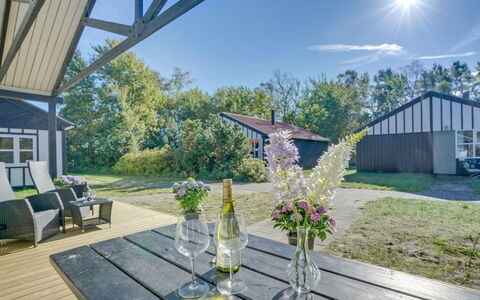 Bergit - 55M from the Sea: Hout, Dak, Huis, Huis, Architectuur, Siding, Land Lot, Verblijf, Schuur, Garden Gebouwen