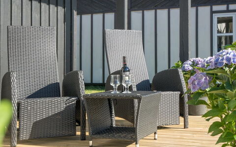 Bergit - 55M from the Sea: Hout, Dak, Huis, Huis, Architectuur, Siding, Land Lot, Verblijf, Schuur, Garden Gebouwen
