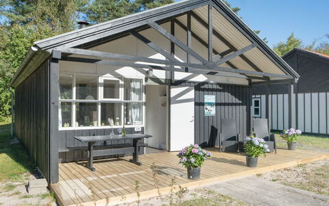Bergit - 55M from the Sea: Hout, Dak, Huis, Huis, Architectuur, Siding, Land Lot, Verblijf, Schuur, Garden Gebouwen