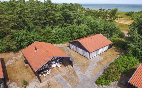 Bergit - 55M from the Sea: Hout, Dak, Huis, Huis, Architectuur, Siding, Land Lot, Verblijf, Schuur, Garden Gebouwen