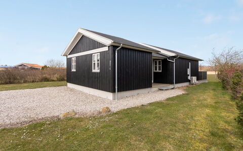 Evin - 800M from the Sea: Huis, Huis, Deur, Dak, Verblijf, Landgoed, Tuin, Schaduw, Siding, Werf