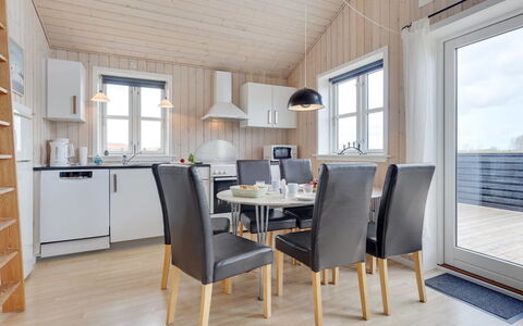 Evin - 800M from the Sea: Huis, Huis, Deur, Dak, Verblijf, Landgoed, Tuin, Schaduw, Siding, Werf
