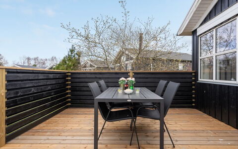 Evin - 800M from the Sea: Huis, Huis, Deur, Dak, Verblijf, Landgoed, Tuin, Schaduw, Siding, Werf