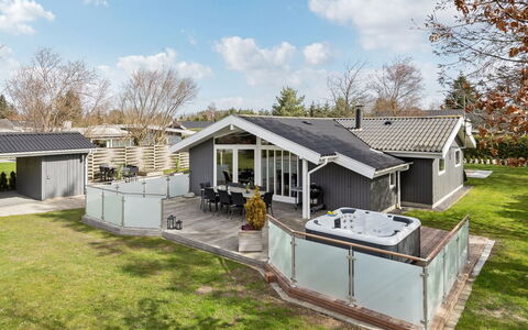 Justiina - 800M from the Sea: Hout, Huis, Verblijf, Huis, Dak, Landelijk Gebied, Siding, Blokhut, Garden Gebouwen, Hardwood
