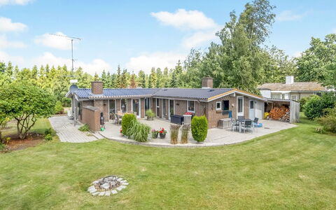 Sessa - 800M from the Sea: Flooring, Muur, Verdieping, Interieur Ontwerp, Hout, Plafond, Houten Vloer, Verlichting, Meubilair, Laminaatvloer