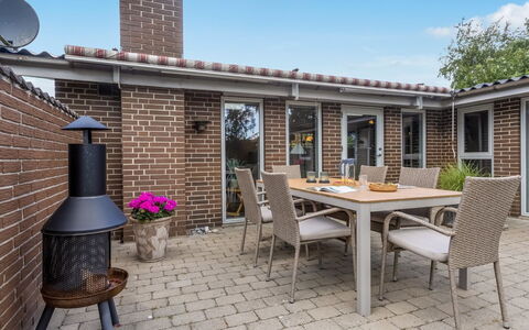 Sessa - 800M from the Sea: Flooring, Muur, Verdieping, Interieur Ontwerp, Hout, Plafond, Houten Vloer, Verlichting, Meubilair, Laminaatvloer