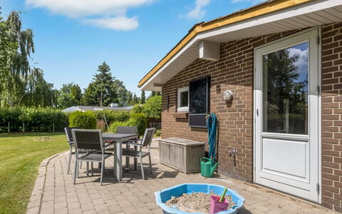 Sessa - 800M from the Sea: Flooring, Muur, Verdieping, Interieur Ontwerp, Hout, Plafond, Houten Vloer, Verlichting, Meubilair, Laminaatvloer