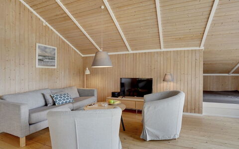 Nafni - 200M from the Sea: Flooring, Muur, Verdieping, Interieur Ontwerp, Hout, Plafond, Houten Vloer, Verlichting, Meubilair, Laminaatvloer
