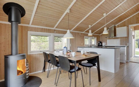 Nafni - 200M from the Sea: Flooring, Muur, Verdieping, Interieur Ontwerp, Hout, Plafond, Houten Vloer, Verlichting, Meubilair, Laminaatvloer