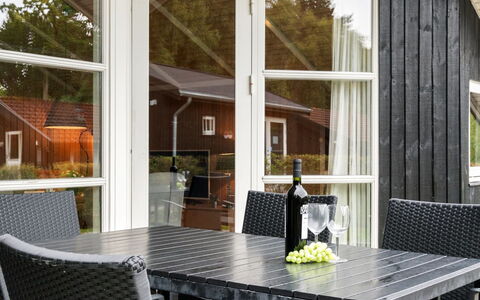 Nafni - 200M from the Sea: Flooring, Muur, Verdieping, Interieur Ontwerp, Hout, Plafond, Houten Vloer, Verlichting, Meubilair, Laminaatvloer