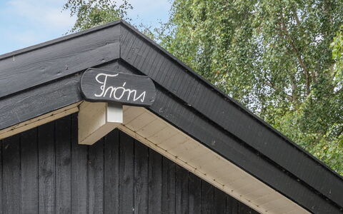 Nafni - 200M from the Sea: Flooring, Muur, Verdieping, Interieur Ontwerp, Hout, Plafond, Houten Vloer, Verlichting, Meubilair, Laminaatvloer