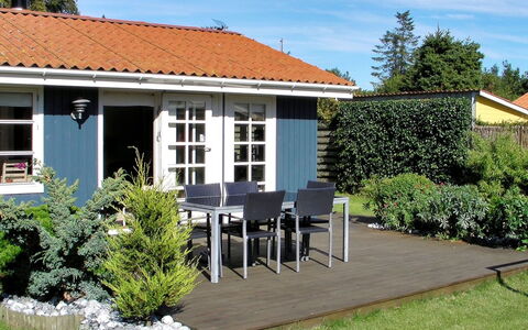 Nitis - 200M from the Sea: Hout, Huis, Verblijf, Huis, Dak, Landelijk Gebied, Siding, Blokhut, Garden Gebouwen, Hardwood
