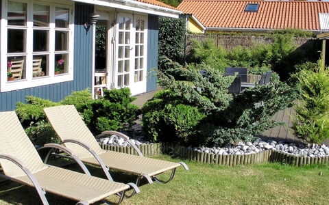 Nitis - 200M from the Sea: Hout, Huis, Verblijf, Huis, Dak, Landelijk Gebied, Siding, Blokhut, Garden Gebouwen, Hardwood