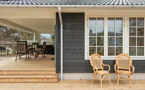 Auke - 100M from the Sea: Huis, Huis, Deur, Dak, Verblijf, Landgoed, Tuin, Schaduw, Siding, Werf