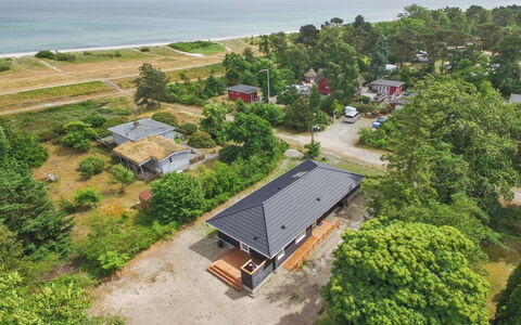 Auke - 100M from the Sea: Huis, Huis, Deur, Dak, Verblijf, Landgoed, Tuin, Schaduw, Siding, Werf