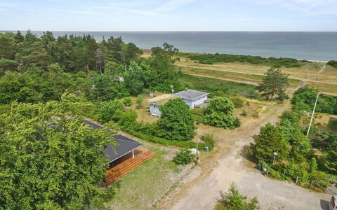 Auke - 100M from the Sea: Huis, Huis, Deur, Dak, Verblijf, Landgoed, Tuin, Schaduw, Siding, Werf