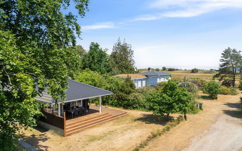 Auke - 100M from the Sea: Huis, Huis, Deur, Dak, Verblijf, Landgoed, Tuin, Schaduw, Siding, Werf