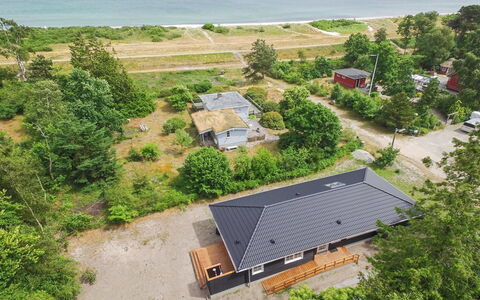 Auke - 100M from the Sea: Huis, Huis, Deur, Dak, Verblijf, Landgoed, Tuin, Schaduw, Siding, Werf
