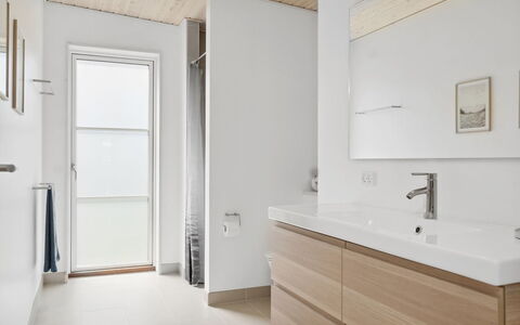Engli - 90M from the Sea: Flooring, Verdieping, Wastafel In De Badkamer, Interieur Ontwerp, Loodgieterswerkinrichting, Muur, Wastafel, Hout, Badkamer, Badkamerkast