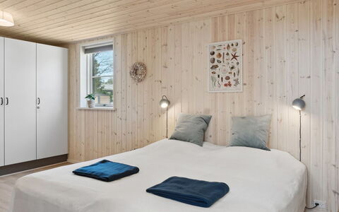 Engli - 90M from the Sea: Flooring, Hout, Interieur Ontwerp, Slaapkamer, Verdieping, Plafond, Bed, Meubilair, Kamer, Laken