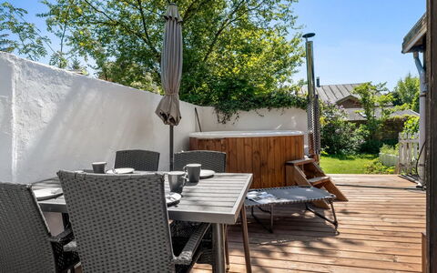 Carly - 100M from the Sea: Gras, Huis, Dak, Huis, Verblijf, Struik, Land Lot, Landelijk Gebied, Boerderij, Groundcover