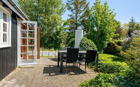 Carly - 100M from the Sea: Gras, Huis, Dak, Huis, Verblijf, Struik, Land Lot, Landelijk Gebied, Boerderij, Groundcover