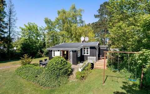 Carly - 100M from the Sea: Gras, Huis, Dak, Huis, Verblijf, Struik, Land Lot, Landelijk Gebied, Boerderij, Groundcover