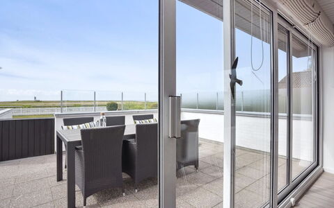 Mayla - 50M from the Sea: Plantengemeenschap, Zonlicht, Kruidachtige Plant, Tuin, Plantage, Landbouw, Boerderij