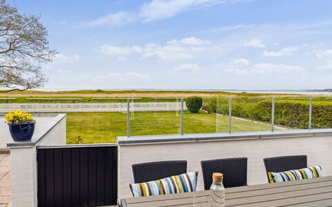 Mayla - 50M from the Sea: Plantengemeenschap, Zonlicht, Kruidachtige Plant, Tuin, Plantage, Landbouw, Boerderij