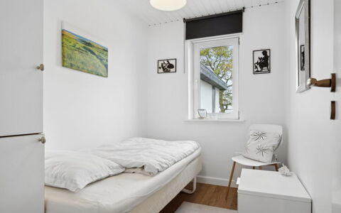Mayla - 50M from the Sea: Muur, Slaapkamer, Hout, Interieur Ontwerp, Bed, Verdieping, Flooring, Laken, Meubilair, Bedding