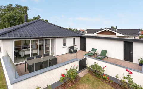 Mayla - 50M from the Sea: Plantengemeenschap, Zonlicht, Kruidachtige Plant, Tuin, Plantage, Landbouw, Boerderij