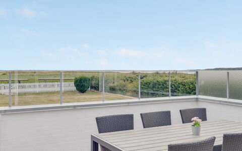 Mayla - 50M from the Sea: Plantengemeenschap, Zonlicht, Kruidachtige Plant, Tuin, Plantage, Landbouw, Boerderij