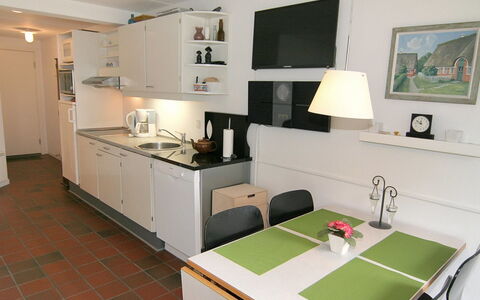 Else - 100M from the Sea: Meubilair, Flooring, Interieur Ontwerp, Keuken, Verdieping, Countertop, Cabinetry, Kamer, Stoel, Major Appliance