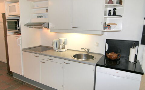 Else - 100M from the Sea: Keuken, Countertop, Gootsteen, Toestel Van De Keuken, Cabinetry, Wastafel, Loodgieterswerkinrichting, Major Appliance, Flooring, Kraan
