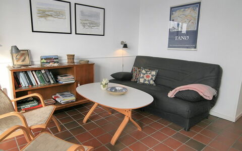 Else - 100M from the Sea: Meubilair, Flooring, Verdieping, Interieur Ontwerp, Hout, Bloempot, Woonkamer, Bankstel, Fotolijst, Huis