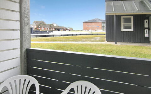 Else - 100M from the Sea: Samengesteld Materiaal, Siding, Schaduw, Daylighting, Hardwood, Plank, Buitenmeubels, Balkon