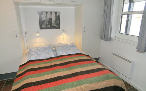 Else - 100M from the Sea: Meubilair, Interieur Ontwerp, Verdieping, Bed, Slaapkamer, Flooring, Hout, Kamer, Plafond, Laken
