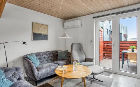 Alissa - 400M from the Sea: Meubilair, Hout, Interieur Ontwerp, Flooring, Verdieping, Stoel, Kamer, Plafond, Woonkamer, Appartement