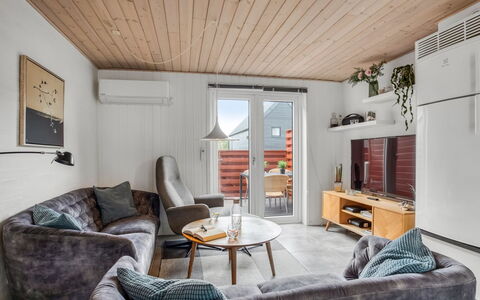 Alissa - 400M from the Sea: Meubilair, Hout, Interieur Ontwerp, Flooring, Verdieping, Stoel, Kamer, Plafond, Woonkamer, Appartement