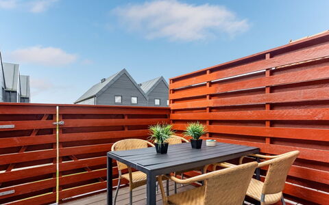 Alissa - 400M from the Sea: Meubilair, Hout, Interieur Ontwerp, Flooring, Verdieping, Stoel, Kamer, Plafond, Woonkamer, Appartement