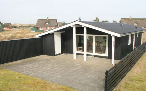 Eikka - 600M from the Sea: Struik, Stedelijk Ontwerp, Groundcover, Steen, Appartement, Landgoed, Metselwerk, Balkon, Landscaping