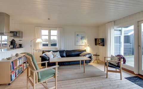 Eikka - 600M from the Sea: Struik, Stedelijk Ontwerp, Groundcover, Steen, Appartement, Landgoed, Metselwerk, Balkon, Landscaping