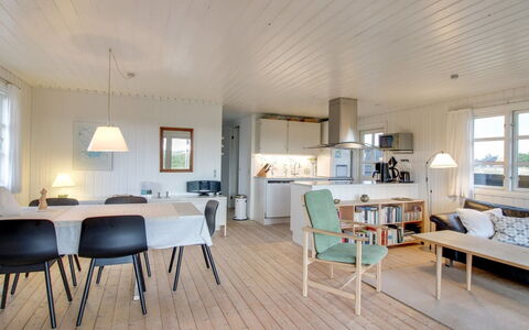Eikka - 600M from the Sea: Struik, Stedelijk Ontwerp, Groundcover, Steen, Appartement, Landgoed, Metselwerk, Balkon, Landscaping