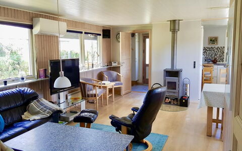Gudrid - 500M from the Sea: Meubilair, Interieur Ontwerp, Flooring, Hout, Verdieping, Plafond, Kamer, Woonkamer, Bankstel, Verlichting