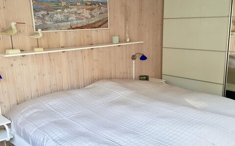 Gudrid - 500M from the Sea: Slaapkamer, Hout, Meubilair, Bed, Flooring, Laken, Interieur Ontwerp, Bedding, Verdieping, Linens