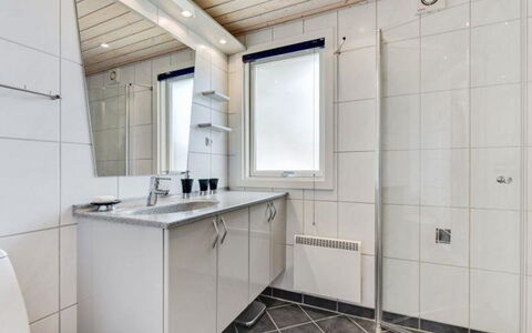 Gudrid - 500M from the Sea: Loodgieterswerkinrichting, Flooring, Verdieping, Wastafel, Plafond, Badkamer, Interieur Ontwerp, Loodgieter, Kraan, Badkamerkast