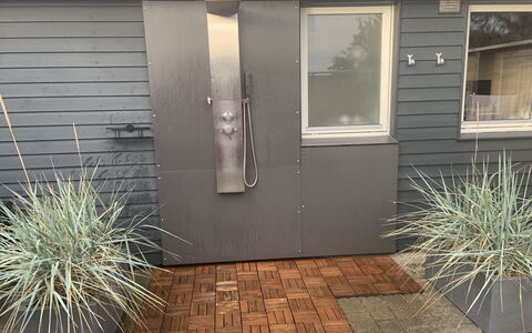 Gudrid - 500M from the Sea: Hout, Bloempot, Samengesteld Materiaal, Backyard, Siding, Beits, Hardwood, Werf, Tuin, Kamerplant